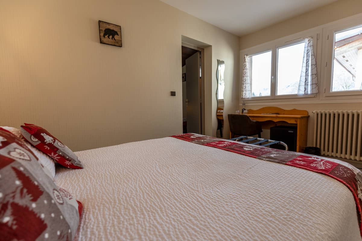 chambre-3-hotel-le-vernay-1200x800-3