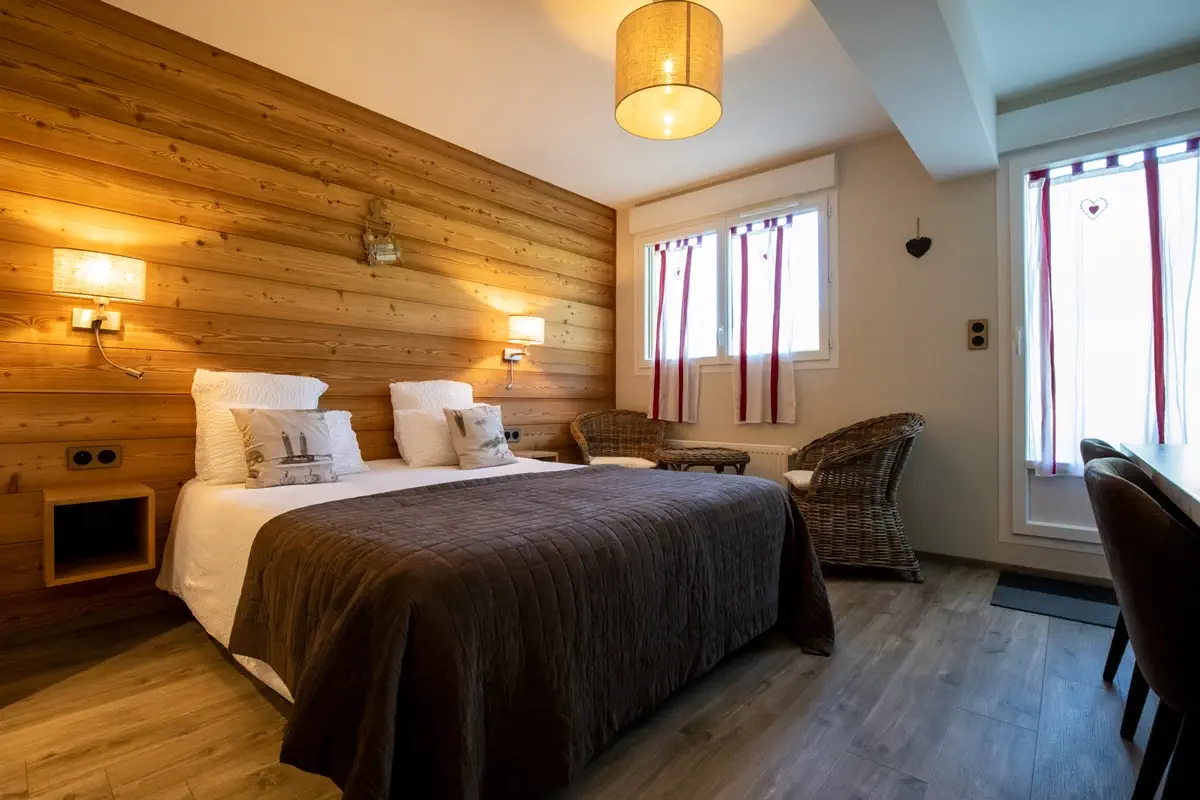 Chambre double grand confort de l'hôtel Le Vernay, dans le Vercors